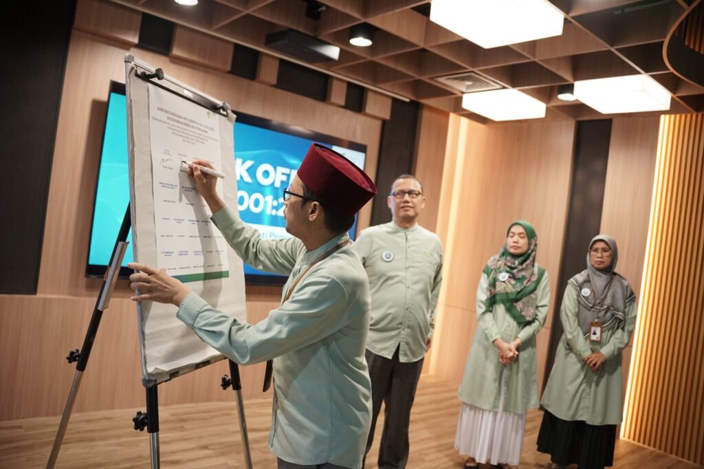whatsapp image 20250121 at 201455 dompet dhuafa Wakil Ketua Pengurus Dompet Dhuafa, Herdiansah, beserta jajaran Dewan Pengurus Dompet Dhuafa saat penandatanganan lembar komitmen dalam acara serah terima sertifikasi ISO 9001:2015 dan ISO 27000:2022 sekaligus kick off meeting yang berlangsung di Ruang Sasana Budaya Rumah Kita, Philanthropy Building, Jakarta Selatan, Selasa (21/01/2025) pagi.