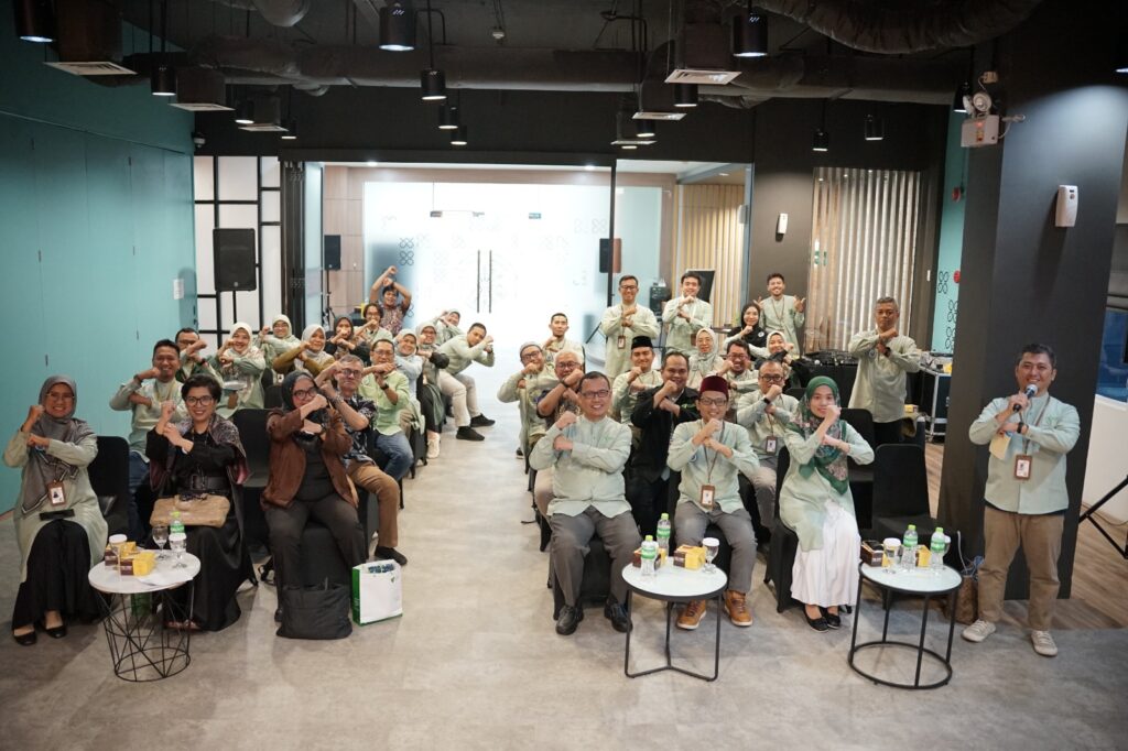 whatsapp image 20250121 at 201457 dompet dhuafa Foto bersama seluruh peserta acara serah terima sertifikasi ISO 9001:2015 dan ISO 27000:2022 sekaligus kick off meeting yang berlangsung di Ruang Sasana Budaya Rumah Kita, Philanthropy Building, Jakarta Selatan, Selasa (21/01/2025) pagi.