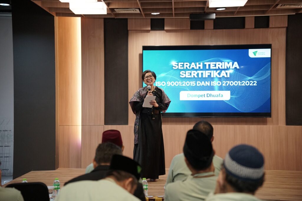 whatsapp image 20250121 at 201458 1 dompet dhuafa Perwakilan lembaga ISO, Waras Putri Andriyati selaku Business Assurance Director PT. SGS Indonesia, memberi sambutan dalam acara serah terima sertifikasi ISO 9001:2015 dan ISO 27000:2022 sekaligus kick off meeting yang berlangsung di Ruang Sasana Budaya Rumah Kita, Philanthropy Building, Jakarta Selatan, Selasa (21/01/2025) pagi.