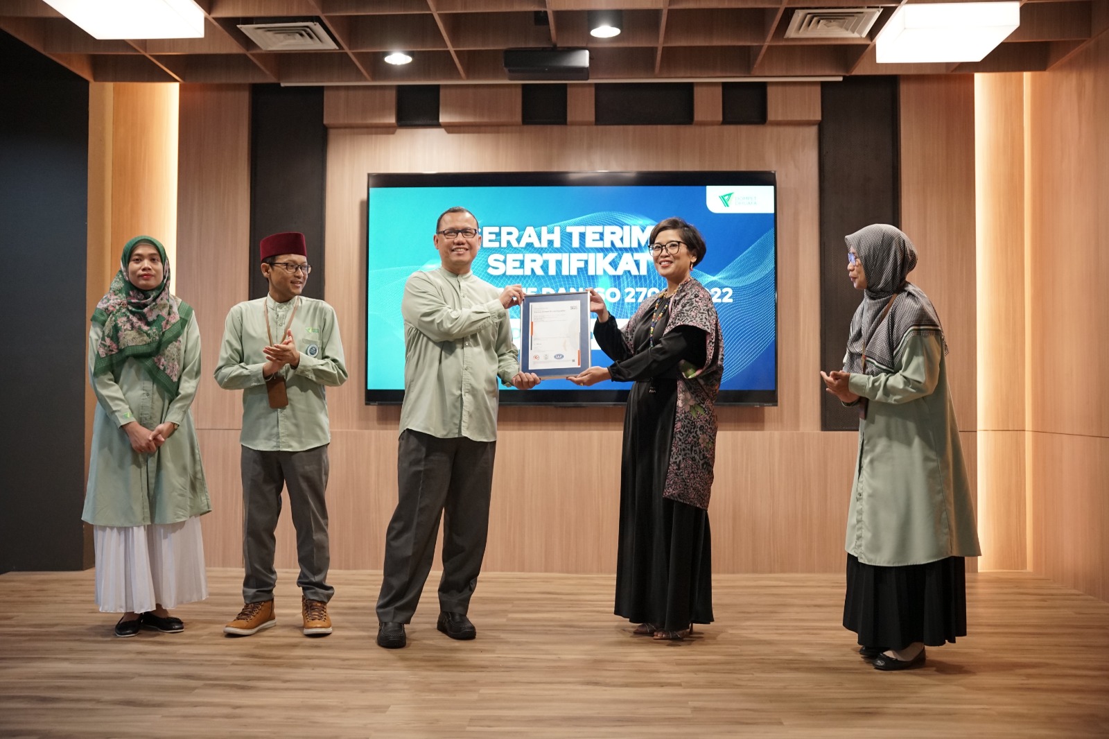 whatsapp image 20250121 at 201458 dompet dhuafa Serah terima sertifikasi ISO 9001:2015 dan ISO 27000:2022 di Ruang Sasana Budaya Rumah Kita, Philanthropy Building, Jakarta Selatan, Selasa (21/01/2025) pagi.