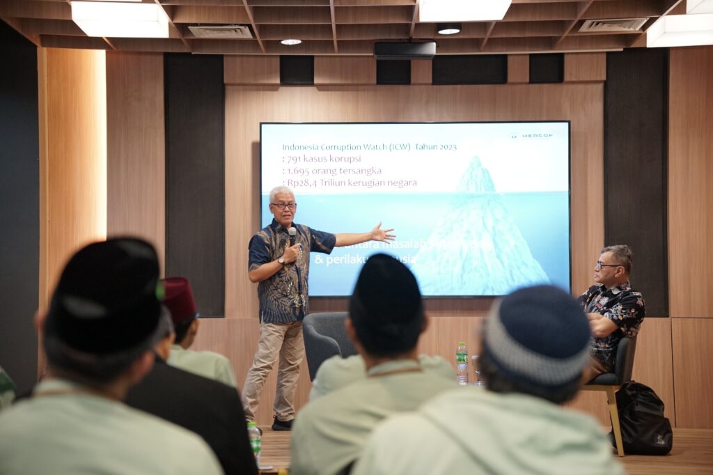 whatsapp image 20250121 at 201459 dompet dhuafa Dadang Tri Sasongko dan Winarso dari Mercof Law & Governance, memaparkan materi dalam kick off meeting saat acara serah terima sertifikasi ISO 9001:2015 dan ISO 27000:2022 yang berlangsung di Ruang Sasana Budaya Rumah Kita, Philanthropy Building, Jakarta Selatan, Selasa (21/01/2025) pagi.