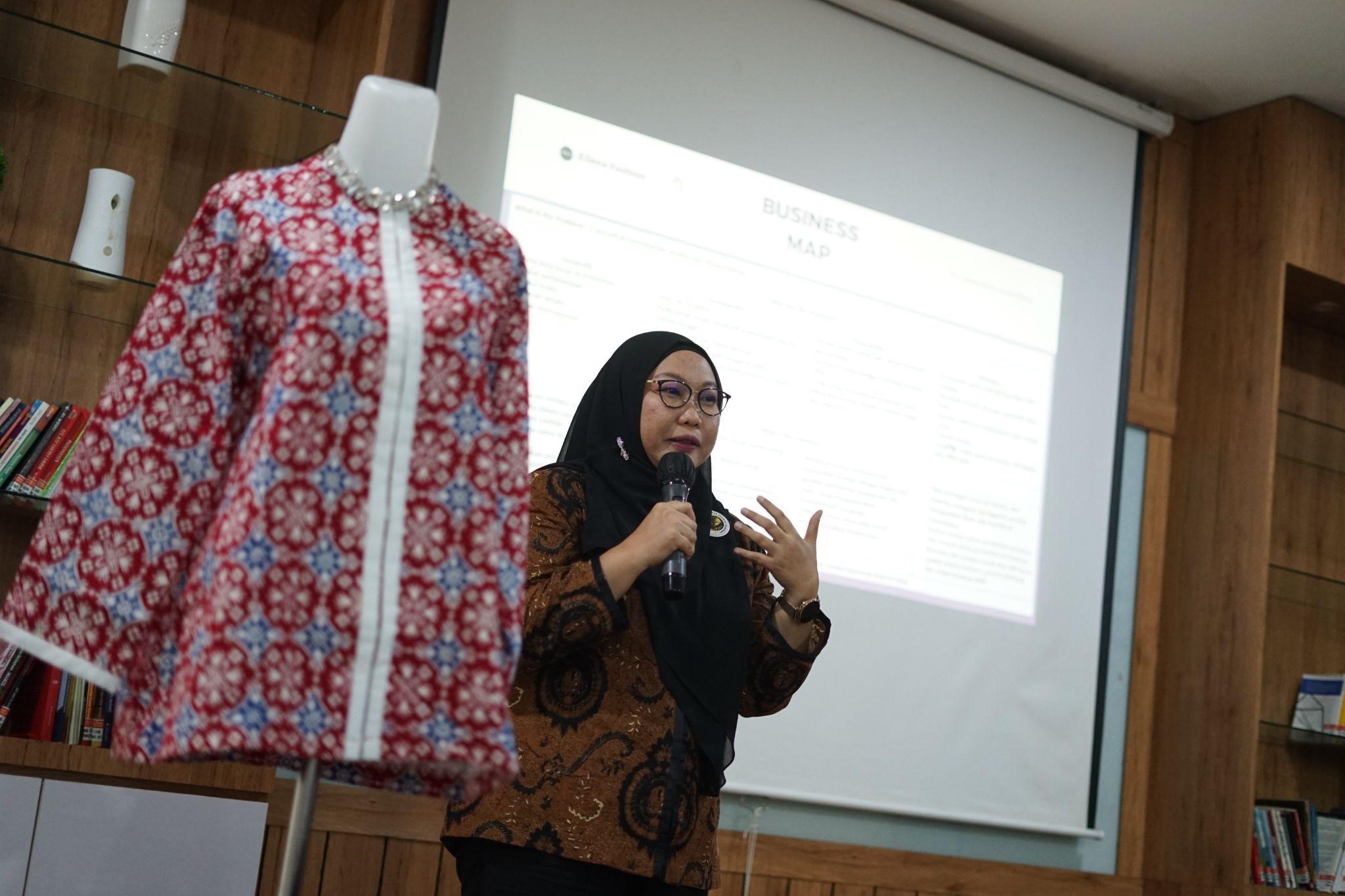 womenpreneur growth academy1 dompet dhuafa Peserta Womenpreneur Growth Academy sedang mempresentasikan usaha bisnisnya di hadapan para juri.