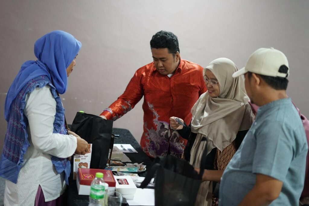 womenpreneur growth academy3 dompet dhuafa Salah satu peserta Womenpreneur Growth Academy mempresentasikan produknya di hadapan para juri.