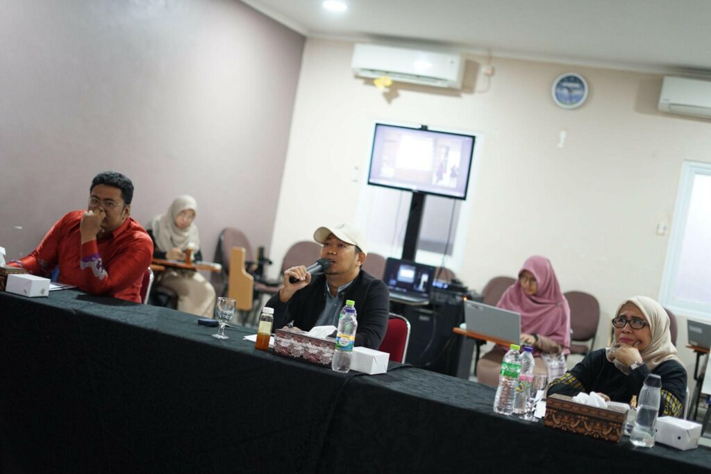 womenpreneur growth academy5 dompet dhuafa Para juri memberikan komentar terhadap presentasi peserta. Dari kiri: Rendika Rezky selaku Wakil Direktur KBUU, dan Wusda Hetsa selaku pelatih dan dosen bisnis di KBUU dan Yunilia Juhana selaku Psikolog Industri.