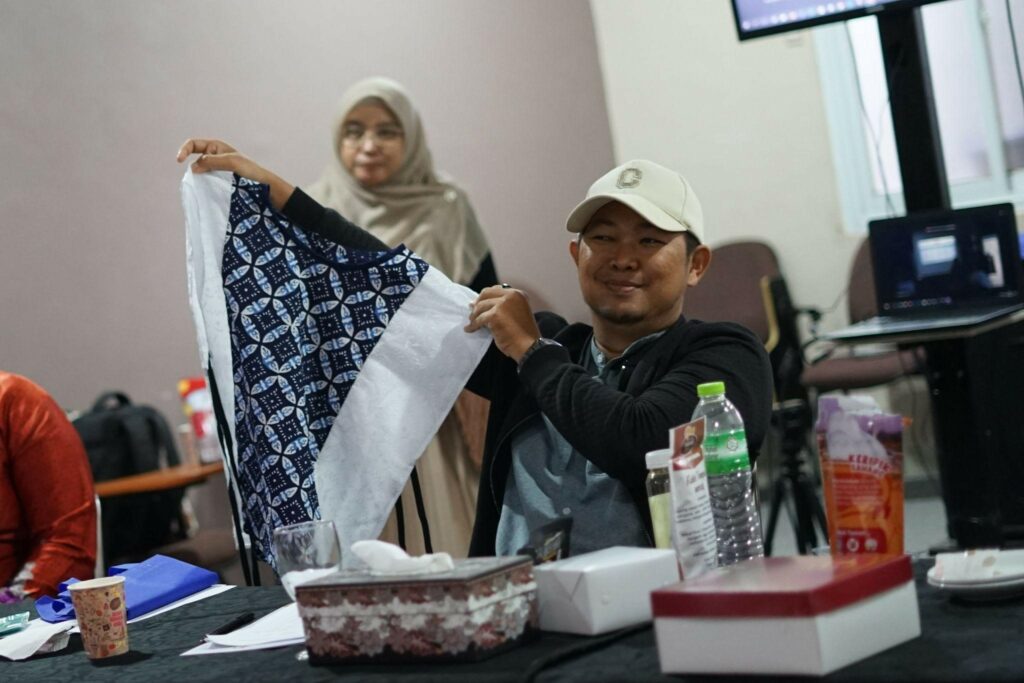 womenpreneur growth academy6 dompet dhuafa Coach Wusda sebagai juri melakukan penilaian terhadap model bisnis para peserta pada Kamis (9/01/2024).