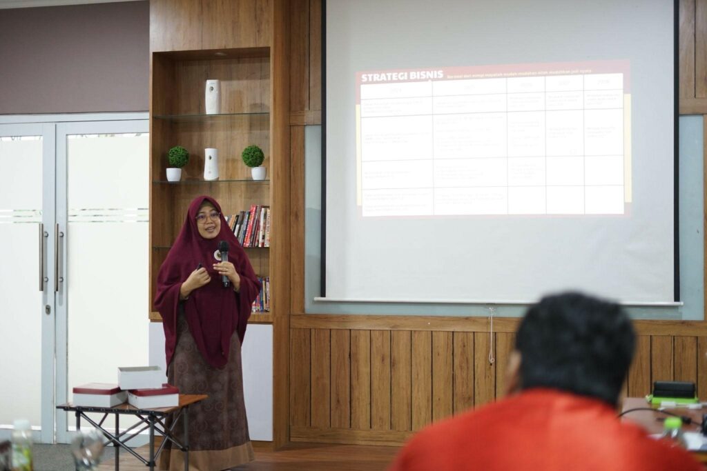 womenpreneur growth academy7 dompet dhuafa Dian Herdiani salah satu peserta WGA yang sedang mempresentasikan usaha bisnisnya di hadapan para juri.