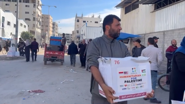 bantuan untuk palestina3 dompet dhuafa Melalui mitra setempat, Dompet Dhuafa menyalurkan bantuan paket makanan pokok kepada masyarakat Gaza di kamp-kamp pengungsian, Selasa (21/01/2025).