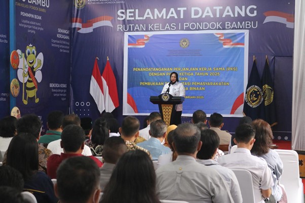 Nebi Viarleni, Kepala Rutan Kelas I Pondok Bambu memberikan sambutan dalam Penandatanganan PKS dengan Dompet Dhuafa, Rabu (5/2/2025).