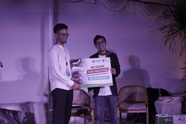 blind concert yogyakarta3 dompet dhuafa Beramal Bersama memberikan donasi secara simbolis kepada Dompet Dhuafa Yogyakarta pada acara Tarhib Ramadan di Yogyakarta, Jum’at (14/02/2025).
