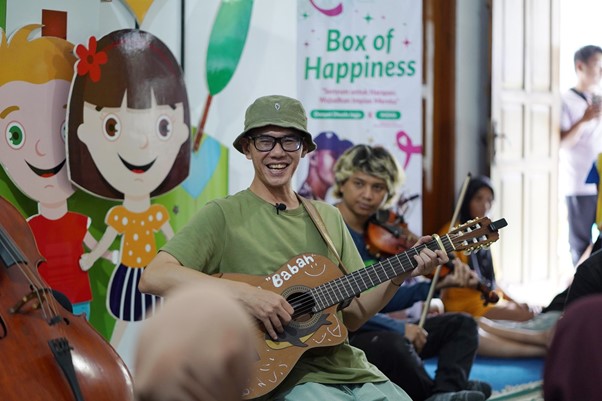 Panji Sakti membangun suasana bahagia dan hangat melalui performnya dalam kegiatan “Box of Happines” pada Jum’at (14/02/2025).