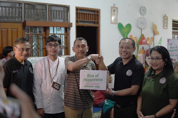 Hotel General Manager Association (IHGMA), bersama Muhammad Zahron (Pemimpin Cabang Dompet Dhuafa Yogyakarta) dan Aris Retnowati (General Manager Gramm Hot dan Ketua Bidan CSR IHGMA DIY) dalam kegiatan “Box of Happines” pada Jum’at (14/02/2025).