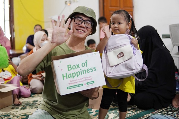 Panji Sakti bersama anak pengidap kanker memberikan Box of Happiness dengan bahagia dalam kegiatan “Box of Happines” pada Jum’at (14/02/2025).