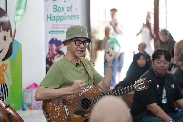 Panji Sakti membangun suasana bahagia dan hangat melalui performnya dalam kegiatan “Box of Happines” pada Jum’at (14/02/2025).