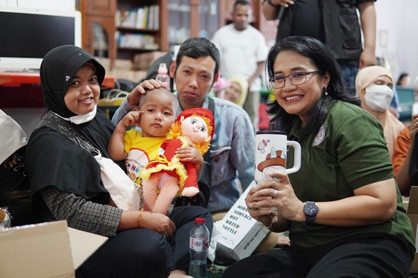 Aris Retnowati selaku Ketua Charity IHGMA memberi hadiah dari Box of Happiness kepada penyintas kanker anak dalam kegiatan “Box of Happines” pada Jum’at (14/02/2025).