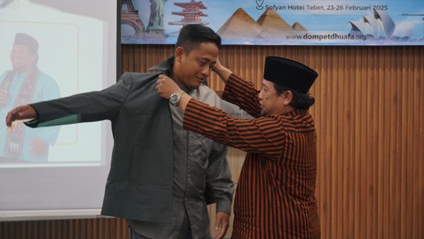 dai ambassador 20252 dompet dhuafa Penyematan Dai Ambassador 2025 oleh Ahmad Shonhaji, Minggu (23/02/2025).