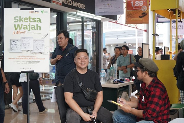 Angga, salah satu pengunjung IIMS 2025 sekaligus donatur yang mengikuti sesi Sketsa Wajah dalam 3 Menit.