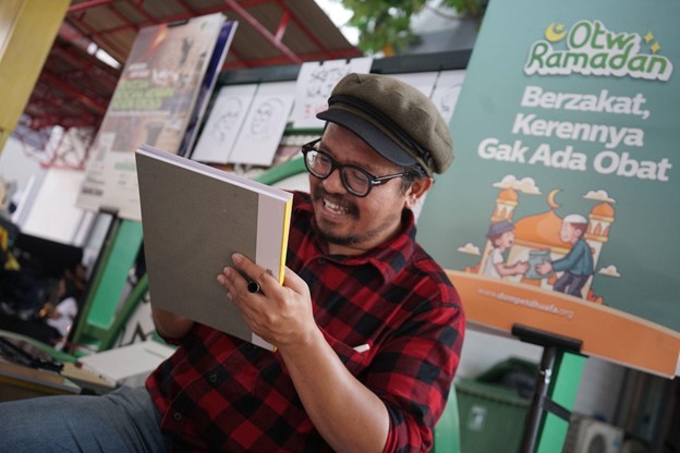 Agah Nugraha Muharam (@agahtheagah) seorang Seniman Sketsa yang turut menyuarakan isu kemanusiaan melalui bidang seni rupa di Konter Dompet Dhuafa di JIEXPO Kemayoran pada Jumat (21/2/2025).
