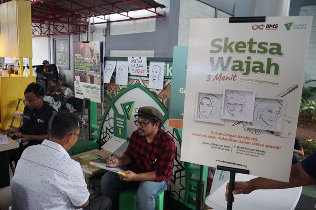 Prosesi menggambar sketsa wajah seorang pengunjung IIMS 2025 di JIEXPO Kemayoran, Jakarta Pusat.