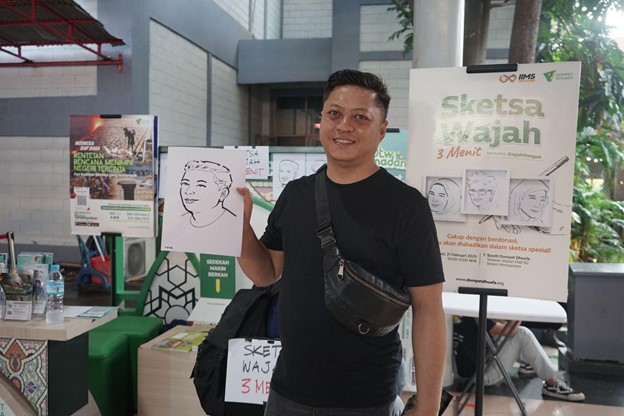 Angga, salah satu pengunjung IIMS 2025 sekaligus donatur yang mengikuti sesi Sketsa Wajah dalam 3 Menit.