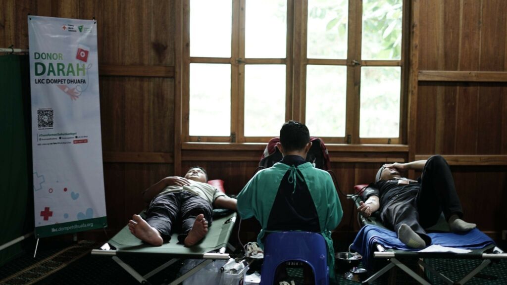 donor darah dompet dhuafa3 dompet dhuafa Insan Dompet Dhuafa saat melakukan proses donor darah, pada Selasa (11/2/2025).