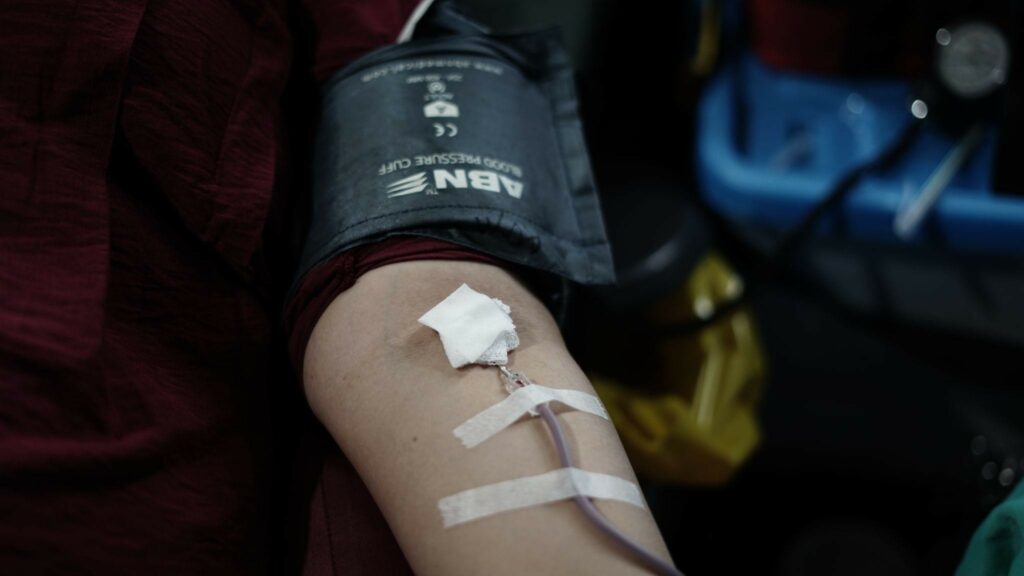 donor darah dompet dhuafa8 dompet dhuafa Proses pengambilan darah oleh salah satu Insan Dompet Dhuafa, dalam gelaran Gedor LKC Dompet Dhuafa, pada Selasa (11/2/2025).