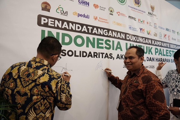kampanye indonesia untuk palestina1 dompet dhuafa Perwakilan Dompet Dhuafa melakukan penandatanganan dukungan kampanye bersama “Indonesia untuk Palestina”, di Kantin Diplomasi Kementerian Luar Negeri RI, Jakarta, pada Rabu (26/02/2025).