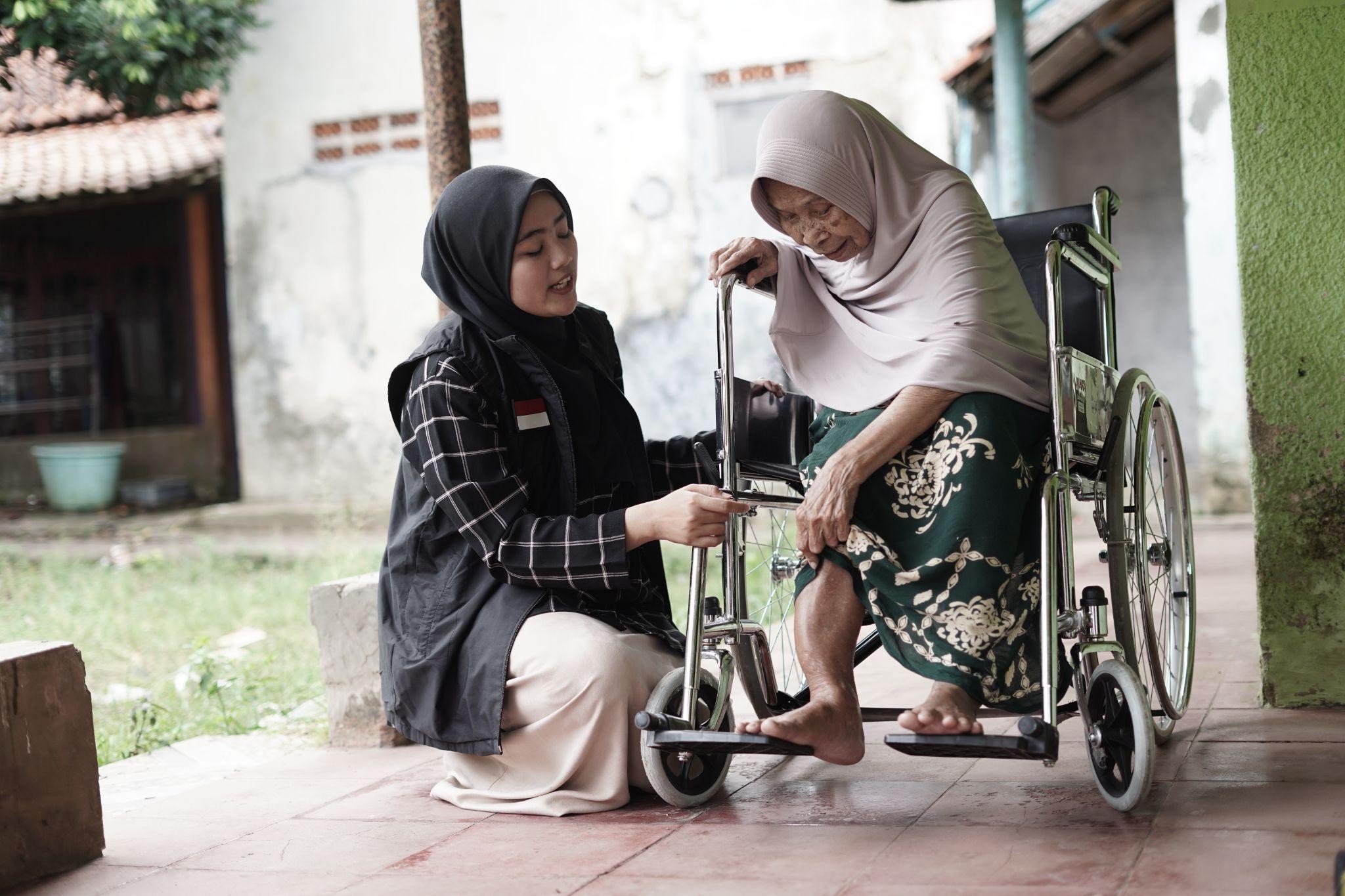 kursi roda untuk lansia1 dompet dhuafa Fatimah menceritakan bagaimana keseharian dan kondisinya kini, Jumat (7/2/2025).