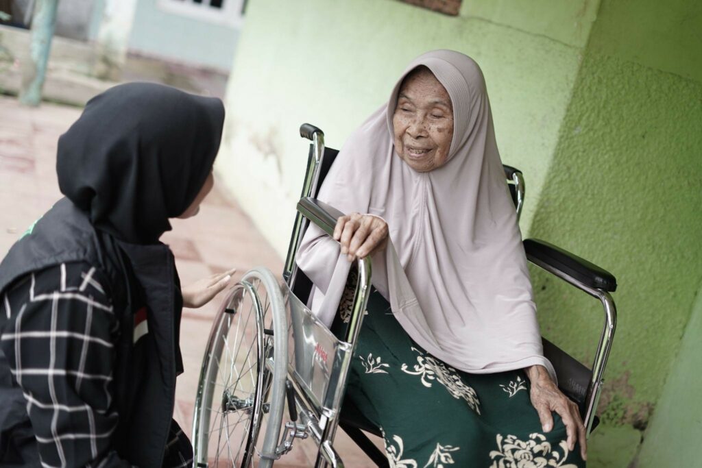 kursi roda untuk lansia2 dompet dhuafa Fatimah menceritakan bagaimana keseharian dan kondisinya kini, Jumat (7/2/2025).