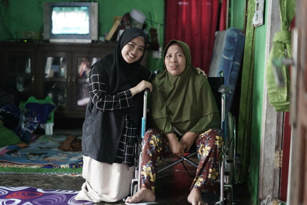 kursi roda untuk lansia4 dompet dhuafa Mutia (kiri) menyerahkan bantuan kursi roda kepada Elom (kanan), Jumat (7/2/2025).