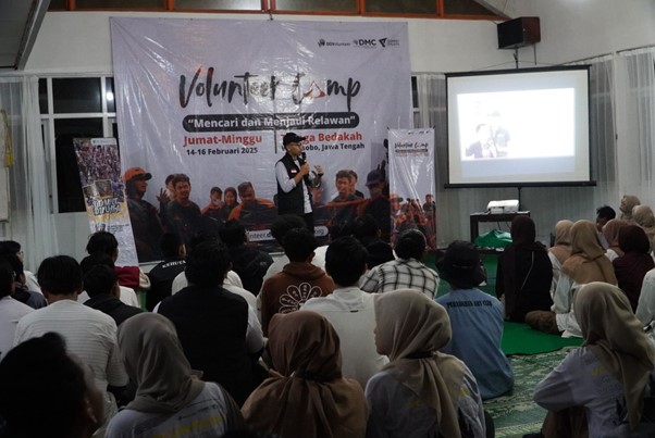 pelatihan volunteer2 dompet dhuafa Pemaparan materi tentang Dompet Dhuafa dan Dompet Dhuafa Volunteer (DDV) oleh Zaini Tafrikhan pada Volunteer Camp Jawa Tengah, Jumat (14/02/2025).