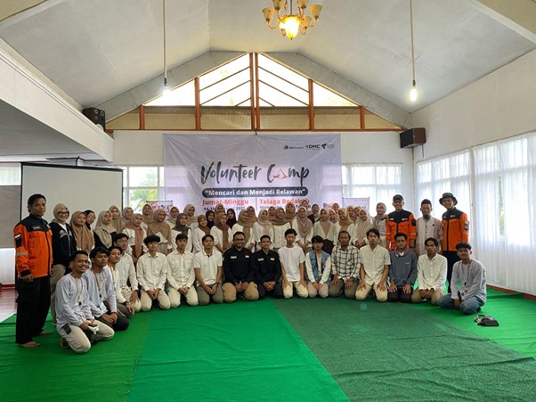 pelatihan volunteer4 dompet dhuafa Foto bersama para peserta, Dompet Dhuafa Jawa tengah dan DMC Dompet Dhuafa pada acara Volunteer Camp Jawa Tengah, Minggu (16/02/2025).