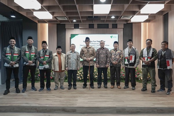 Foto bersama tim kemanusiaan Dompet Dhuafa ke Palestina, Dai Ambassador, dan Dai Melintas Batas, di Sasana Budaya Dompet Dhuafa, Jakarta Selatan, Kamis (27/02/2035).