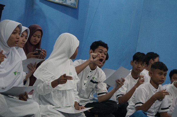 pengajar alquran isyarat1 dompet dhuafa Salah satu penerima manfaat sekaligus murid Tuli SLB Pembina Pekanbaru, Rasyid (16) bersemangat ketika mempraktikkan huruf-huruf hijaiyah dengan bahasa isyarat.