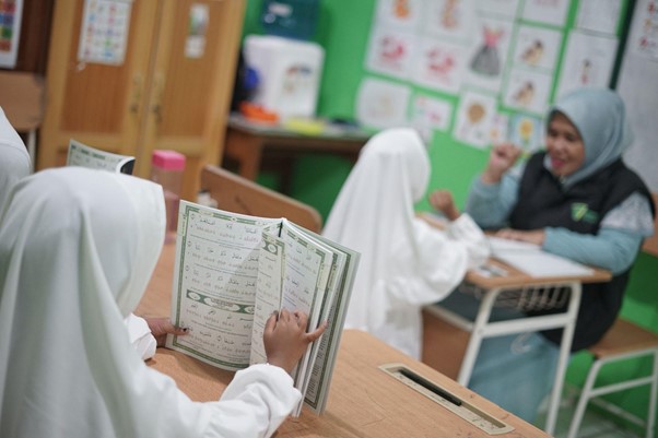 Setiap murid Tuli SLB Pembina Pekanbaru menerima Al-Qur’an Isyarat pada Jumat (14/2/2025).
