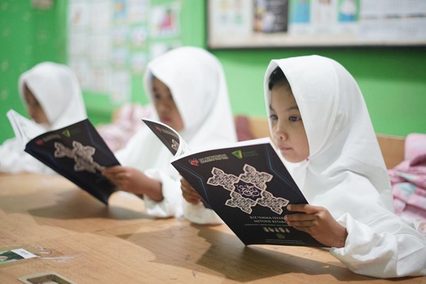 pengajar alquran isyarat2 dompet dhuafa Setiap murid Tuli SLB Pembina Pekanbaru menerima Al-Qur’an Isyarat pada Jumat (14/2/2025).