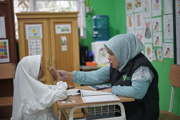 pengajar alquran isyarat4 dompet dhuafa Reny memberi pengajaran Al-Qur’an Isyarat dengan intens kepada murid satu per satu di kelas.