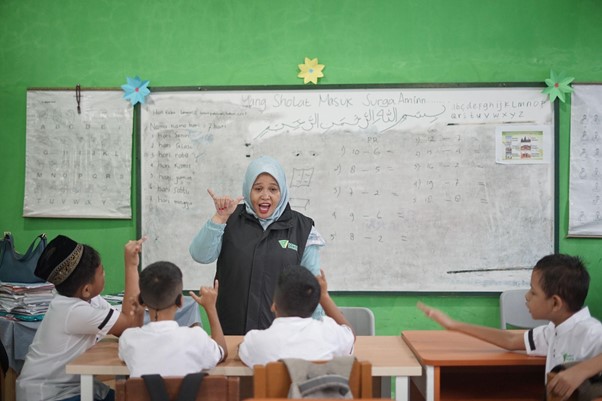 pengajar alquran isyarat5 dompet dhuafa Para murid Tuli tingkat SD belajar huruf hijaiyah dalam bahasa isyarat pada hari pertama implementasi, Jumat (14/2/2025).