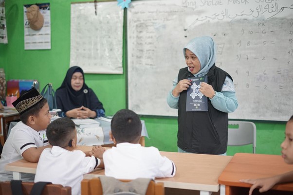 pengajar alquran isyarat7 dompet dhuafa Pada hari pertama implementasi, Jumat (14/2/2025), Reny juga memperkenalkan Al-Qur’an Isyarat kepada murid Tuli tingkat SD di SLB Pembina Pekanbaru.