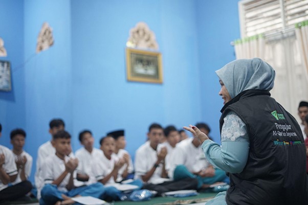 pengajar alquran isyarat8 dompet dhuafa Salah satu pengajar di Jurusan Tunarungu dari SLB Pembina Pekanbaru, Reny Sriyanti memperkenalkan metode baru membaca Al-Qur’an menggunakan bahasa isyarat kepada murid Tuli tingkat SMP dan SMA.