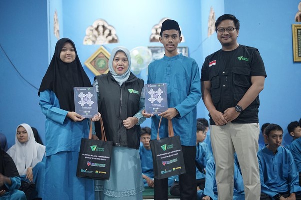 pengajar alquran isyarat9 dompet dhuafa Anto Langgeng Prayoga selaku Perwakilan Dompet Dhuafa turut membagikan Al-Qur’an Isyarat kepada pengajar dan murid-murid Tuli di SLB Pembina Pekanbaru, Riau pada Jumat (14/2/2025).