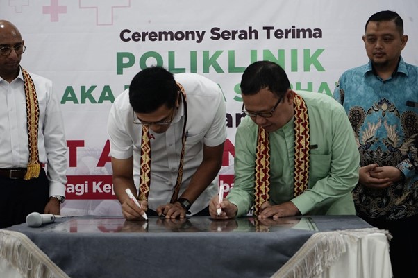 poliklinik baru rs aka medika sribhawono2 dompet dhuafa Penandatanganan Prasasti Serah Terima Poliklinik RS AKA Medika Sribhawono, Lampung Timur, oleh Ahmad Juwaini selaku Ketua Pengurus Yayasan Dompet Dhuafa Republika dan Harsya Wadhana Prasetyo, sebagai Presiden Direktur PT AIA FINANCIAL, pada Jumat (14/2/2025).