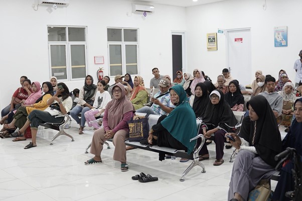 poliklinik baru rs aka medika sribhawono7 dompet dhuafa Ruang Tunggu RS AKA Medika Sribhawono, yang diisi oleh para pasien.