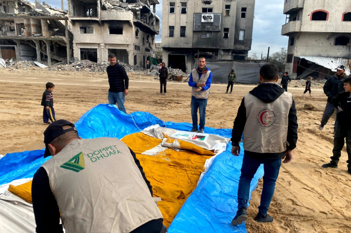 posmedisdompetdhuafadipalestina1 dompet dhuafa Kolaborasi Dompet Dhuafa bersama mitra kemanusiaan FPEA saat mendirikan Pos Medis di wilayah Gaza Utara.