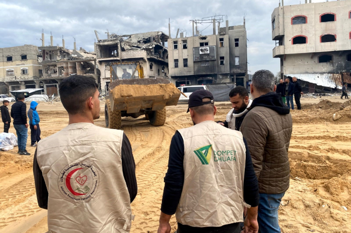 posmedisdompetdhuafadipalestina3 dompet dhuafa Kolaborasi Dompet Dhuafa bersama mitra kemanusiaan FPEA saat mendirikan Pos Medis di wilayah Gaza Utara.