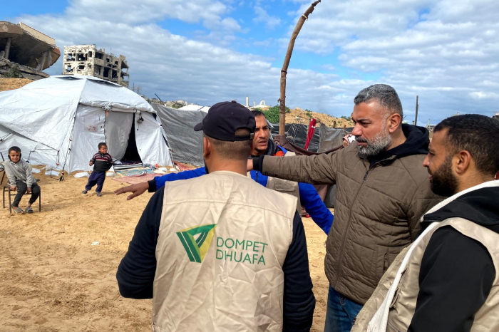 posmedisdompetdhuafadipalestina4 dompet dhuafa Kolaborasi Dompet Dhuafa bersama mitra kemanusiaan FPEA saat mendirikan Pos Medis di wilayah Gaza Utara.