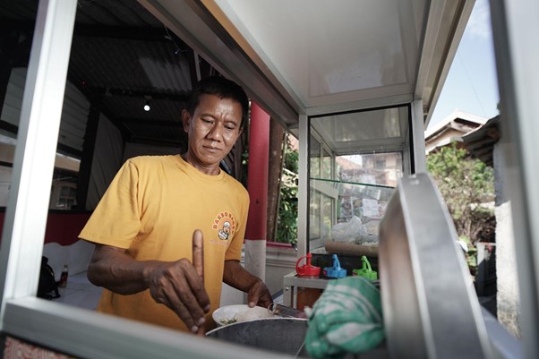 program bakso bager1 dompet dhuafa Pak Wahyudin sedang melayani pesanan bakso.