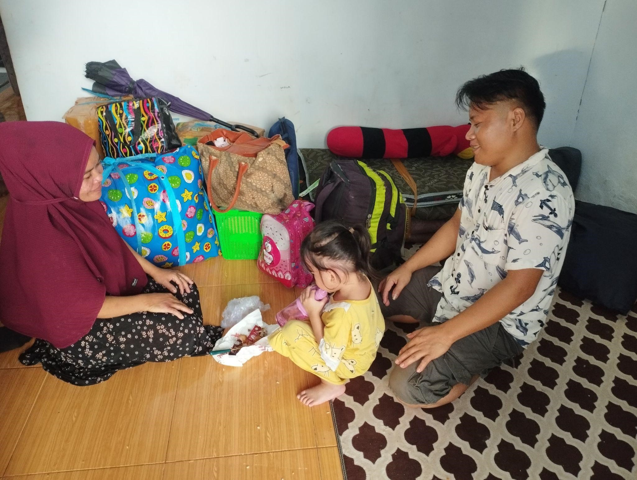 rumah singgah dompet dhuafa1 dompet dhuafa Pak Arman bersama istri dan anaknya berkemas pulang dari Rumah Singgah Shelter Harapan Dompet Dhuafa menuju kampung halaman.