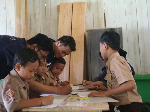 sekolah di pelosok1 dompet dhuafa Dompet Dhuafa dan Paragon Lampung bersama siswa-siswi MI Al Hikmah, Datar Lebuay, Kabupaten Tanggamus, Sabtu (01/02/2025).