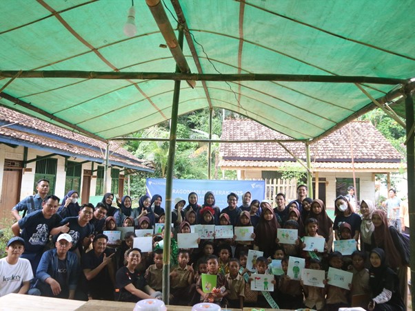 Dompet Dhuafa dan Paragon Lampung bersama siswa-siswi MI Al Hikmah, Datar Lebuay, Kabupaten Tanggamus, Sabtu (01/02/2025).