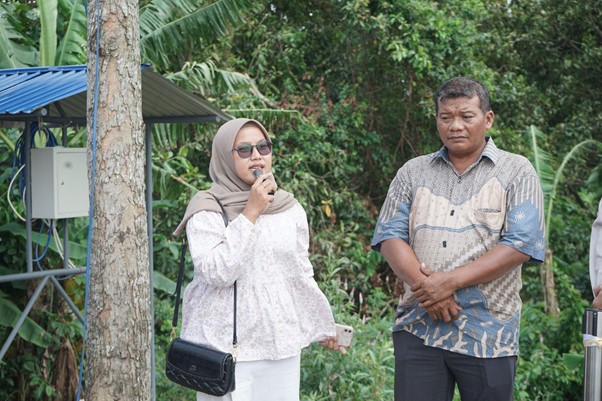 wakaf sumur air11 dompet dhuafa Dari Kiri: Sekretaris dan Ketua KKM Sumber Toya, Rifah dan Ghufron yang menjadi local leader untuk mengelola air bersama warga Desa Guwa Kidul.